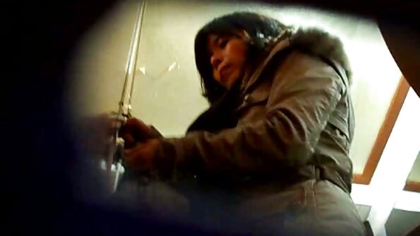 Sarışın bomba mətbəxdə nəhəng xoruzu udub sikdirir