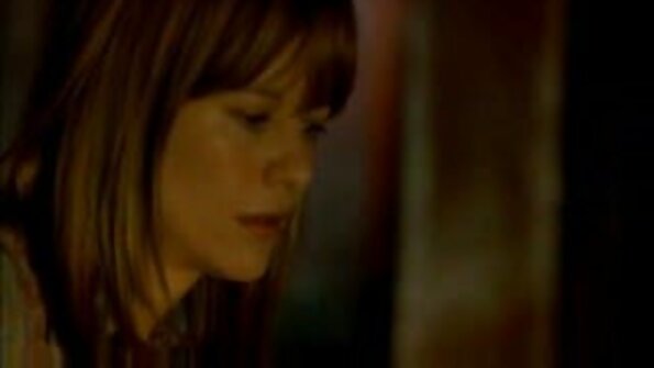 Sarışın qadın erotik corabları sevir