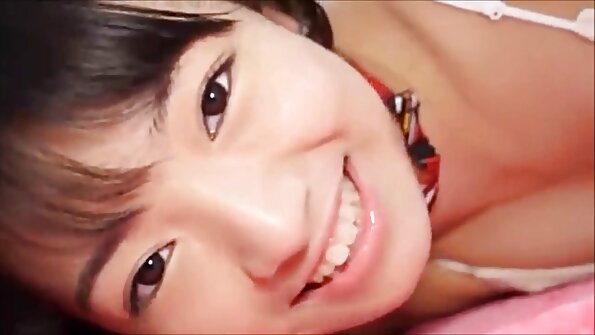 Qırmızı saçlı körpə öz qonağı ilə əylənir