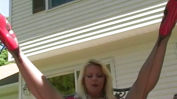 Ehtiraslı xanım iki siklə məşğul olur