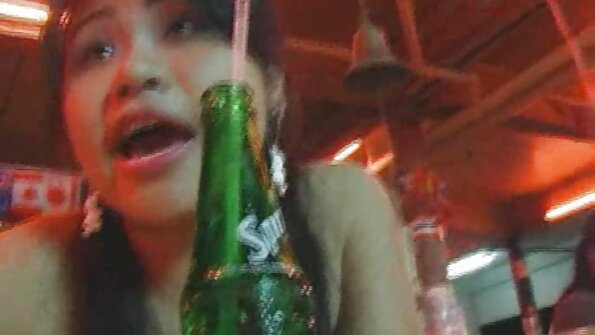 Sevimli qarğa bala hovuzda döyülür