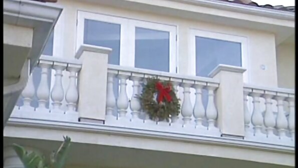 Göğüslü qadın əri ilə söhbət etməklə məşğuldur