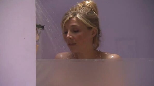 Qatar Cücəsi Kıçında Sürətlə Kürəklədi