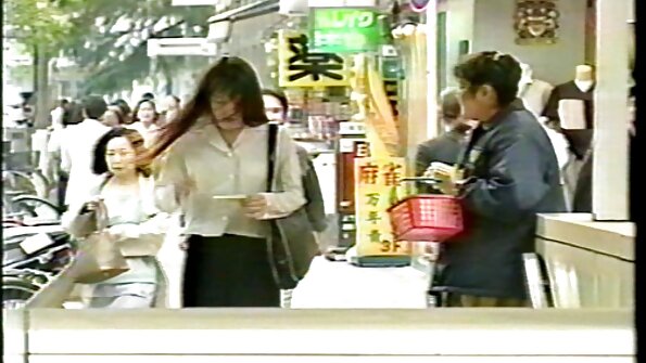 Ehtiraslı babe nerdy oğlan sikişmək edir